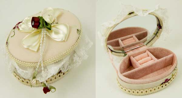 Box Oval With Flower 14x9.5x4cm